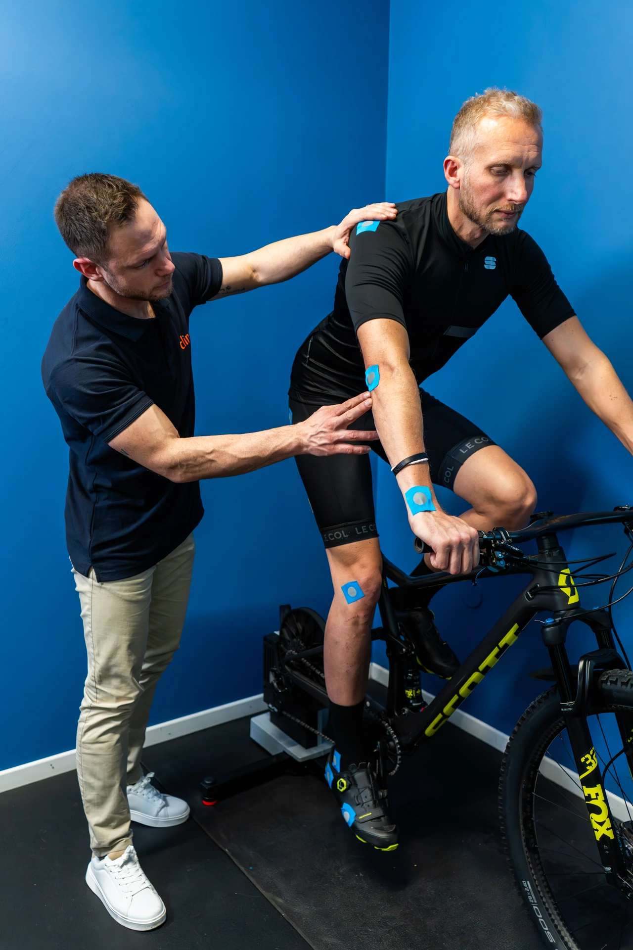 Omar Gatti esegue una visita biomeccanica a Monza e Milano nel suo studio di Lissone