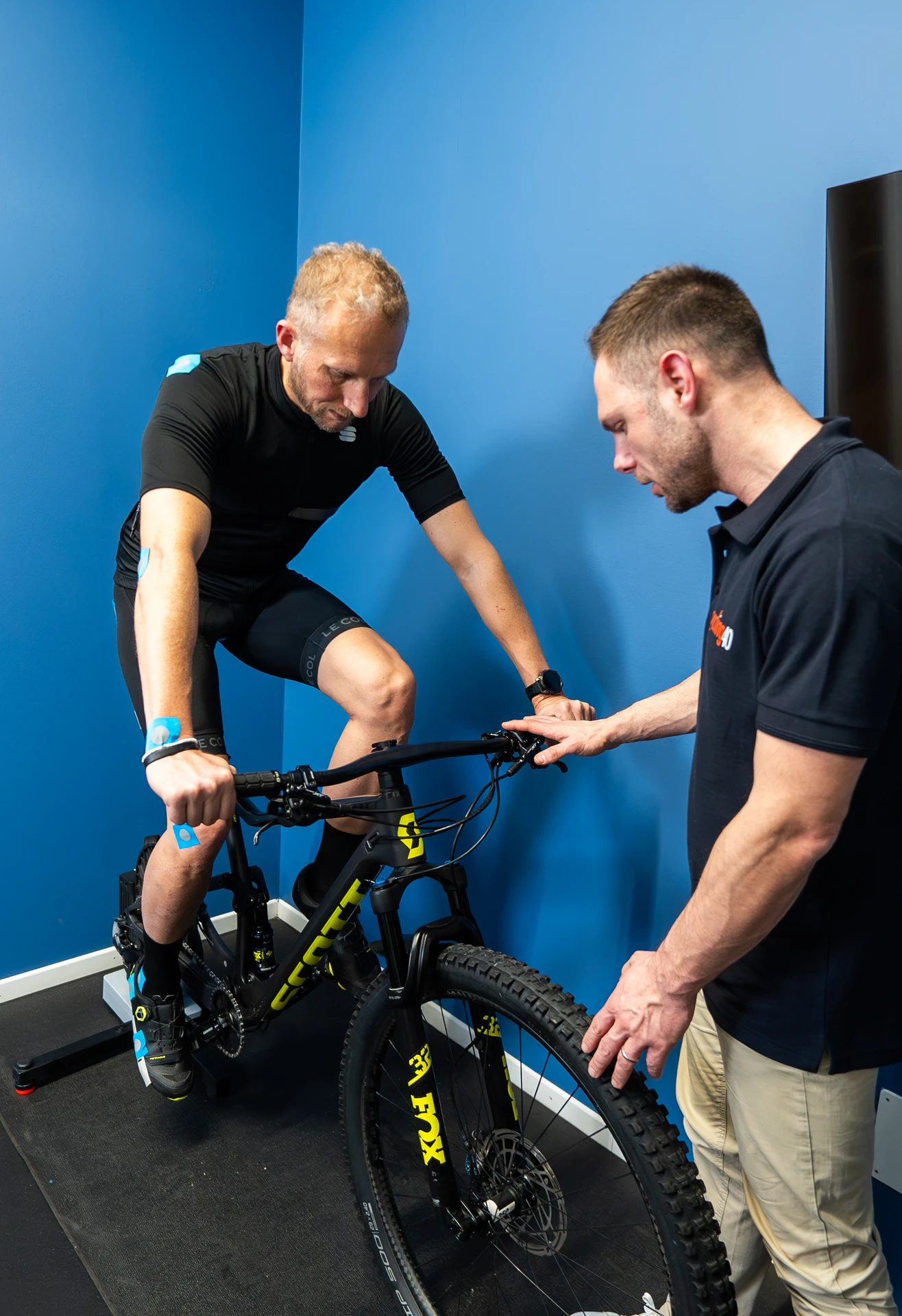Omar Gatti esegue una visita biomeccanica a Monza e Milano nel suo studio di Lissone