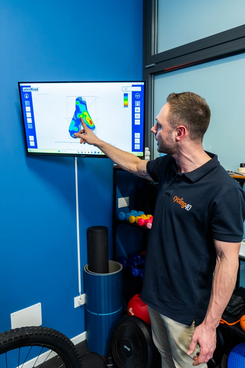 Omar Gatti esegue una visita biomeccanica a Monza e Milano nel suo studio di Lissone